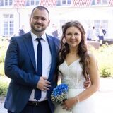 Elena (geborene Aladina) und Thomas Schwientek haben auf dem Standesamt zu Castrop-Rauxel am Haus Goldschmieding geheiratet.