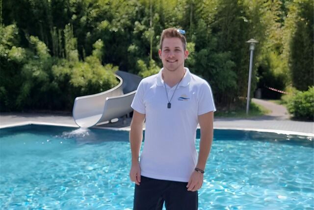 Stefan Kaulig steht vor einem Pool im Freibad Atlantis Dorsten.