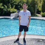 Stefan Kaulig steht vor einem Pool im Freibad Atlantis Dorsten.