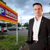 Projektentwickler Robert Brzezinski vor einem Norma-Schild
