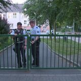 Nachdem am Sonntagabend eine Mann durch Schüsse auf dem Schulhof der Kamener Hauptschule verletzt worden ist, laufen die Ermittlungen. Etliche Fragen sind noch offen.