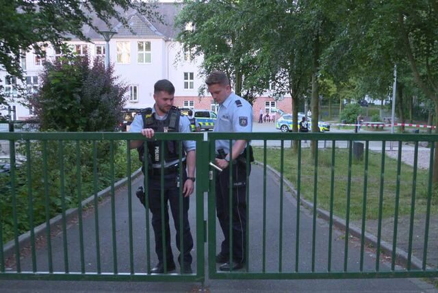 Nachdem am Sonntagabend eine Mann durch Schüsse auf dem Schulhof der Kamener Hauptschule verletzt worden ist, laufen die Ermittlungen. Etliche Fragen sind noch offen.