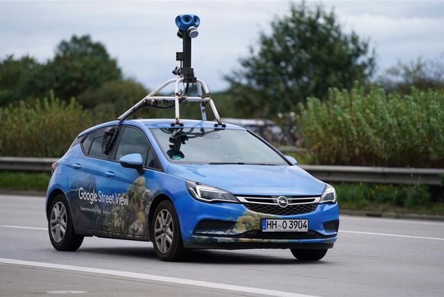 Ein Fahrzeug von Google Street View, bestückt mit Kameras, fährt auf der Autobahn A1 in Richtung Süden.