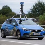 Ein Fahrzeug von Google Street View, bestückt mit Kameras, fährt auf der Autobahn A1 in Richtung Süden.