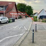 Die alte Grundstücksgrenze lässt auf der Debbingstraße in Dorsten-Rhade nur einen schmalen Streifen für Fußgänger übrig. Die Stadt würde ihn gerne erweitern.