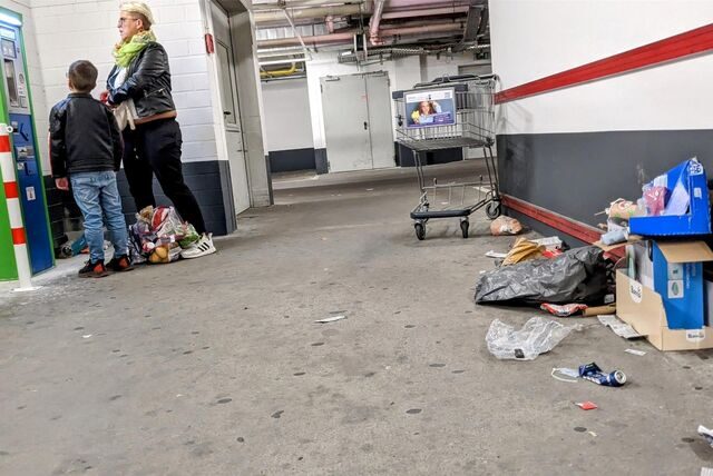 Bettina Schneider mit Sohn Mailo vor dem Kassenautomaten: Die beiden ärgern sich, dass das Parkhaus in Dorsten so vermüllt ist.