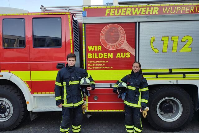 Ben Bartnik (22) und Fabienne Hürter (23), Auszubildende bei der Feuerwehr Wuppertal