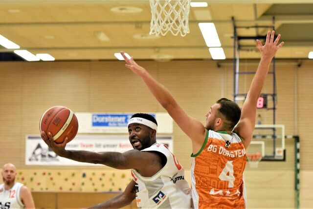 Bryant Allen beim Korbleger gegen Felipe Galvez-Rodriguez