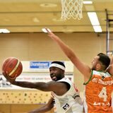 Bryant Allen beim Korbleger gegen Felipe Galvez-Rodriguez