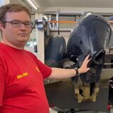 DLRG-Vorsitzender Benedikt Wintz zeigt eines der beiden DLRG-Boote, an denen Unbekannte die Getriebe und Antriebswellen abschraubten.