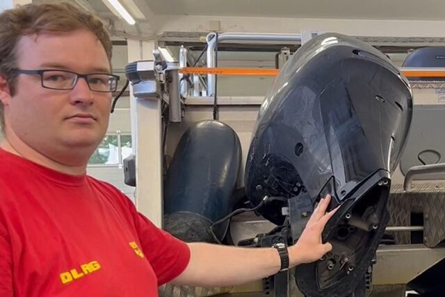DLRG-Vorsitzender Benedikt Wintz zeigt eines der beiden DLRG-Boote, an denen Unbekannte die Getriebe und Antriebswellen abschraubten.