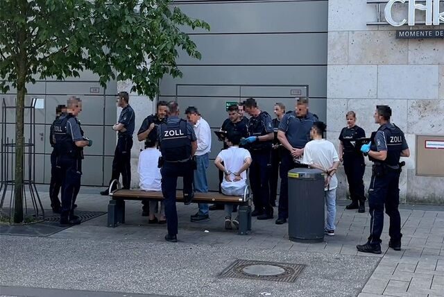 Einer der Festgenommen vor der Thier-Galerie