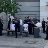 Einer der Festgenommen vor der Thier-Galerie