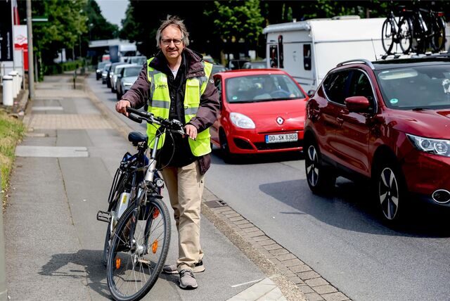 ADFC-Vorstand Thomas Bach möchte, dass die Stadt im Zuge der Straßensanierung den Rad- und Gehweg an der Nordseite der B1 ausbaut.