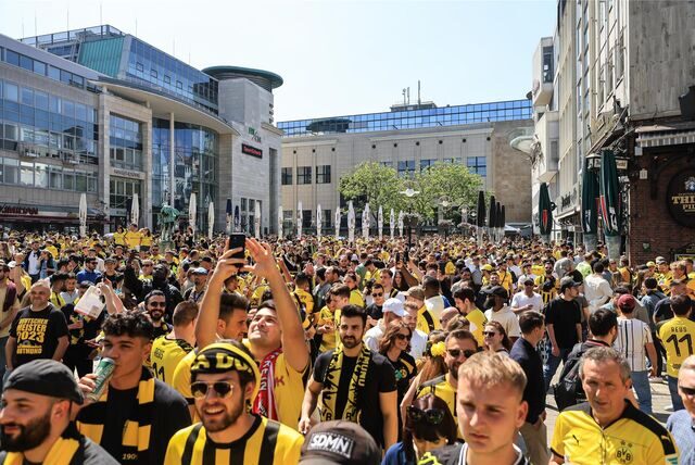 Kein Public Viewing, aber die Fans kamen trotzdem in Scharen: So voll war es am zum BVB-Pokalfinale auf dem Alten Markt am 29. Mai 2023.