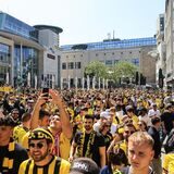 Kein Public Viewing, aber die Fans kamen trotzdem in Scharen: So voll war es am zum BVB-Pokalfinale auf dem Alten Markt am 29. Mai 2023.