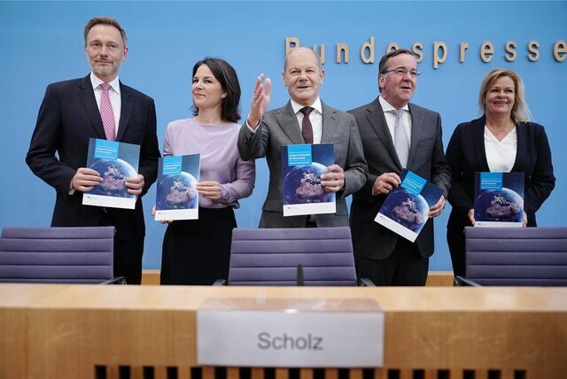 Christian Lindner (l-r, FDP), Bundesminister der Finanzen, Annalena Baerbock (Bündnis 90/Die Grünen), Außenministerin, Bundeskanzler Olaf Scholz (SPD), Boris Pistorius (SPD), Verteidigungsminister, und Nancy Faeser (SPD), Bundesministerin des Innern und Heimat, nehmen an einer Pressekonferenz zur Nationalen Sicherheitsstrategie teil.