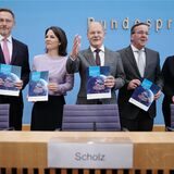 Christian Lindner (l-r, FDP), Bundesminister der Finanzen, Annalena Baerbock (Bündnis 90/Die Grünen), Außenministerin, Bundeskanzler Olaf Scholz (SPD), Boris Pistorius (SPD), Verteidigungsminister, und Nancy Faeser (SPD), Bundesministerin des Innern und Heimat, nehmen an einer Pressekonferenz zur Nationalen Sicherheitsstrategie teil.