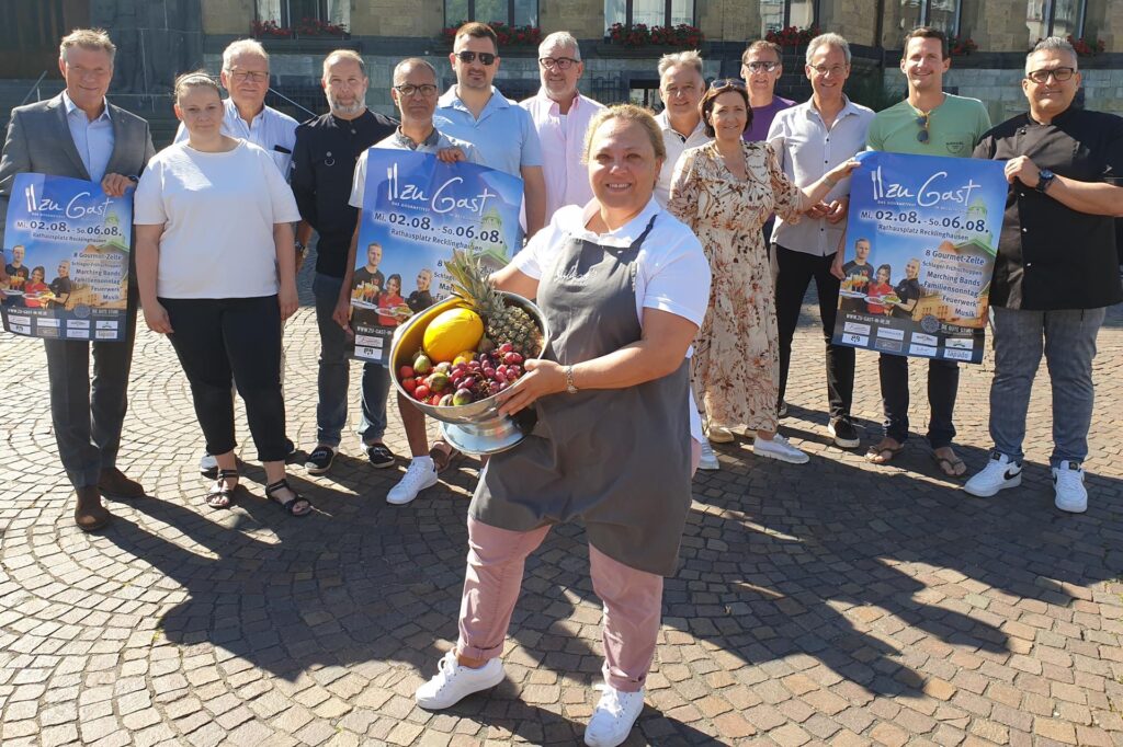 Die diesjährigen Wirte des Gourmetfestes stehen mit den Veranstaltern Henning Prinz und Uwe Suberg sowie Bürgermeister Christoph Tesche auf dem Rathausplatz und halten Plakate und Obstkorb in die Kamera. Die diesjährigen Wirte des Gourmetfestes stehen mit den Veranstaltern Henning Prinz und Uwe Suberg sowie Bürgermeister Christoph Tesche auf dem Rathausplatz und halten Plakate und Obstkorb in die Kamera.