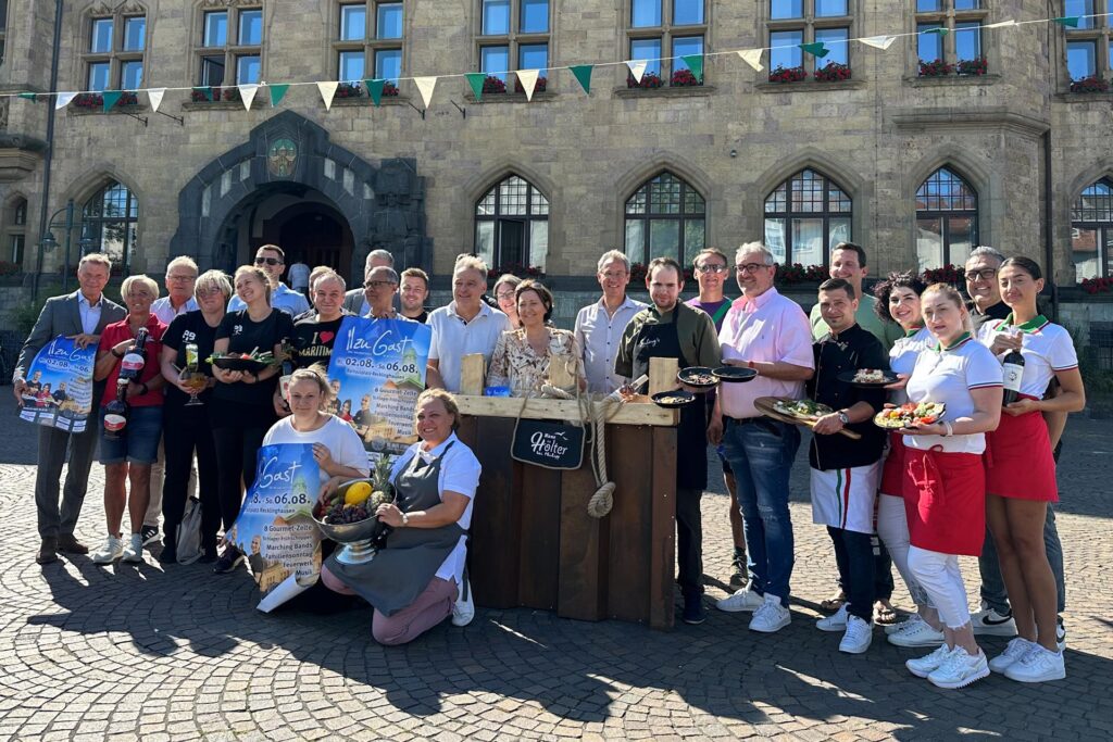 Die teilnehmenden Wirte des Gourmetfestes und ihre Teams präsentieren die Plakate und eine Auswahl an Speisen auf dem Rathausplatz in Recklinghausen. Die teilnehmenden Wirte des Gourmetfestes und ihre Teams präsentieren die Plakate und eine Auswahl an Speisen auf dem Rathausplatz in Recklinghausen.