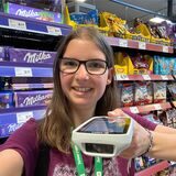 Katharina Göke mit dem Handscanner vor dem Süßigkeiten-Regal im Rewe.