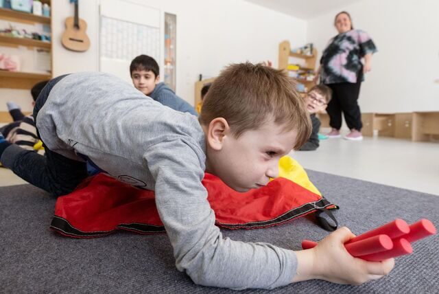 Zwei Jungen spielen in einer Kita.