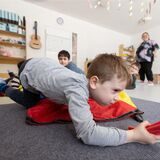 Zwei Jungen spielen in einer Kita.