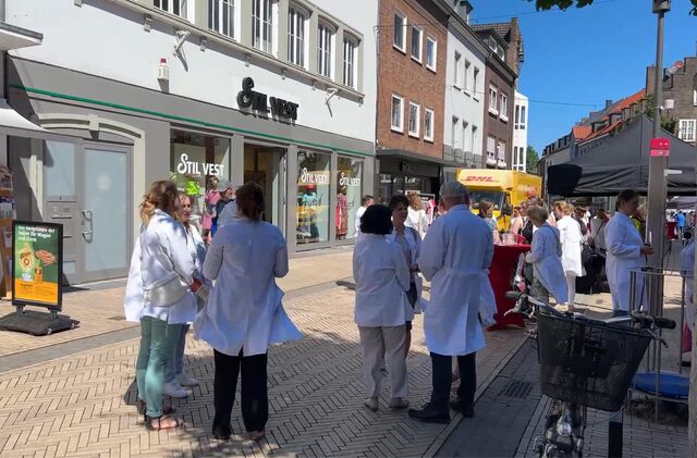 Etwa 100 Mitarbeiterinnen und Apotheker haben sich am Mittwoch in der Dorstener Innenstadt zu einer Demonstration verabredet.