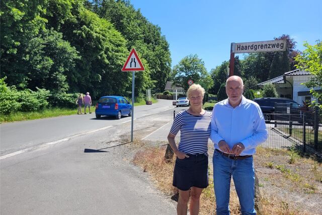 Ein Mann und eine Frau stehen auf der Straße