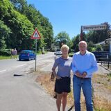 Ein Mann und eine Frau stehen auf der Straße