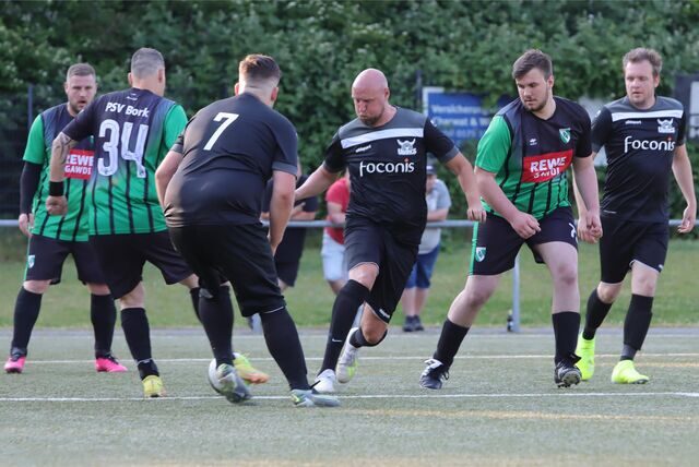 Das Derby in der Übergwichtigen-Liga zwischen den Heavy Kickers Bork und den Teutonia Vikings wurde von einer Verletzung überschattet.