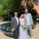 Fred Toplak, Katharina und Marco Schwerma vor einem Mustang Cabrio.
