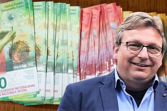 Schweizer Franken auf einem Tisch. Rechts: Karsten Meyer