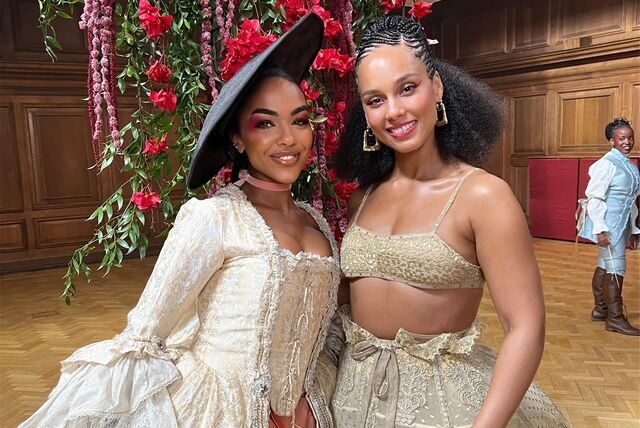 Alicia Awa und Alicia Keys in Kostümen aus dem Videodreh zu „Queen Charlotte“.