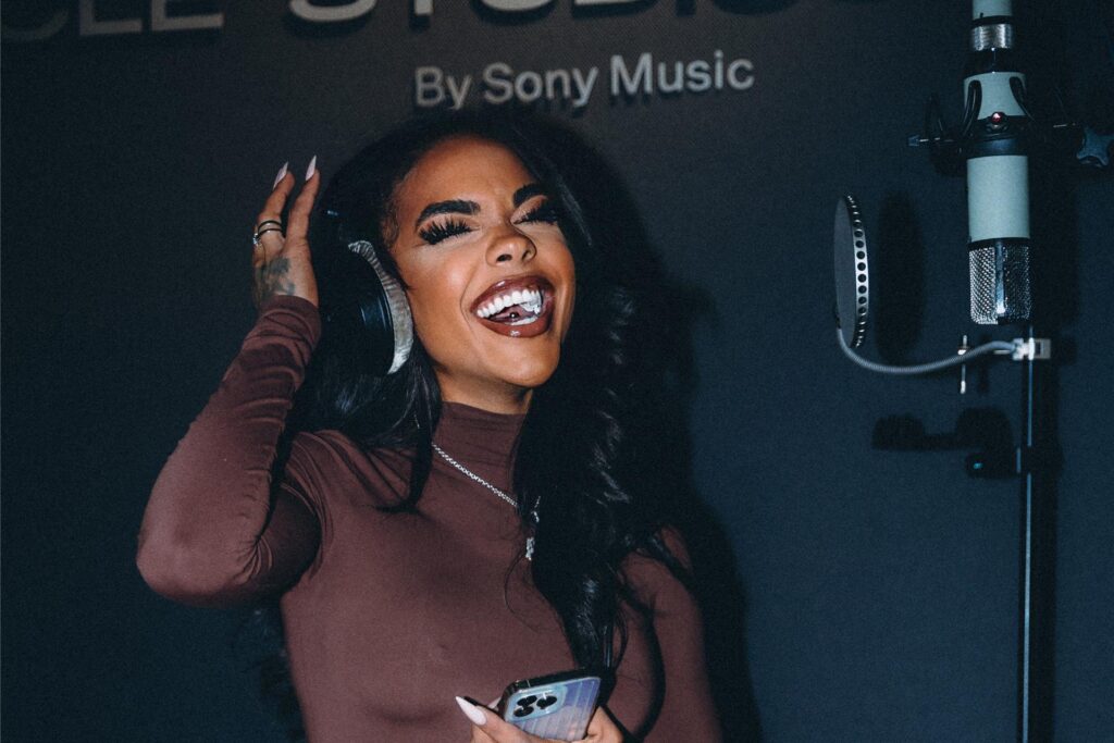 Alicia Awa bringt bald ihr erstes Album heraus. Sie steht bei Sony unter Vertrag. Alicia Awa bringt bald ihr erstes Album heraus. Sie steht bei Sony unter Vertrag.