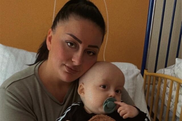 Der kleine Metehan im Arm seiner Mutter Melahat Yildiz. Der 19 Monate alte Junge ist an Blutkrebs erkrankt.