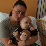 Der kleine Metehan im Arm seiner Mutter Melahat Yildiz. Der 19 Monate alte Junge ist an Blutkrebs erkrankt.