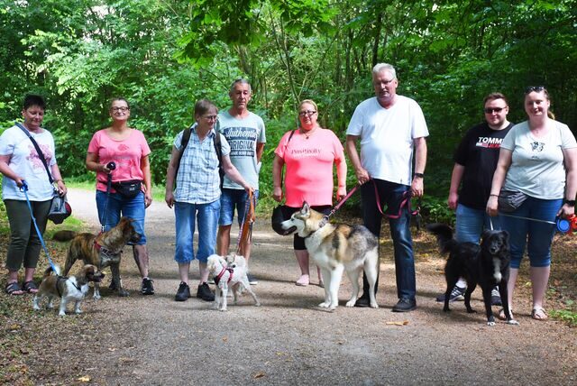 Die Mitglieder des Vereins mit ihren Hunden