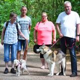 Die Mitglieder des Vereins mit ihren Hunden