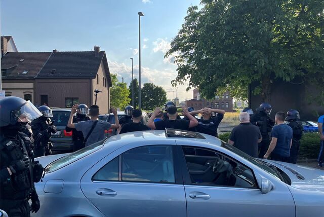 Die Polizei setzte einige der Beteiligten in Castrop-Rauxel fest. 52 Personalien nahm sie am Donnerstagabend auf, weitere 100 am Freitag bei einem Treffen an der Wittener Straße.