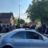 Die Polizei setzte einige der Beteiligten in Castrop-Rauxel fest. 52 Personalien nahm sie am Donnerstagabend auf, weitere 100 am Freitag bei einem Treffen an der Wittener Straße.