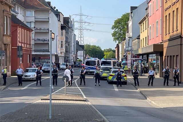 Eine Massenschlägerei sorgte am 15.6.2023 ab 17.45 Uhr für einen Großeinsatz mit rund 100 Polizei- und Rettungskräften an der Wartburgstraße in Castrop-Rauxel.