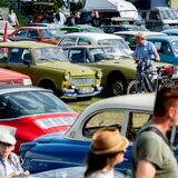 Auf dem Bild sind viele Oldtimer auf einem Oldtimer-Treffen zu sehen.