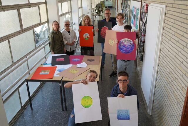 Alexandra Boy (Leiterin Unternehmenskommunikation Chemiepark), Kulturdezernentin Claudia Schwidrik-Grebe, Lehrerin Christel Grothues, Lehrer Mirko Mackner und einige Schüler bzw. Künstler der Glück-auf-Schule präsentieren die außergewöhnlichen Kunstwerke.