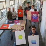 Alexandra Boy (Leiterin Unternehmenskommunikation Chemiepark), Kulturdezernentin Claudia Schwidrik-Grebe, Lehrerin Christel Grothues, Lehrer Mirko Mackner und einige Schüler bzw. Künstler der Glück-auf-Schule präsentieren die außergewöhnlichen Kunstwerke.