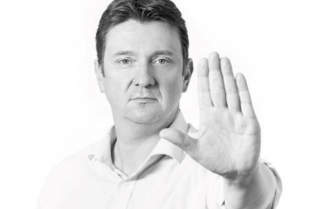 Bürgermeister Rajko Kravanja macht die Stopp-Geste. Damit demonstrierte er noch in der Nacht nach der Massenschlägerei auf Facebook seine Haltung.
