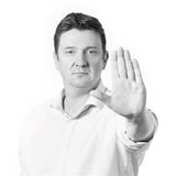 Bürgermeister Rajko Kravanja macht die Stopp-Geste. Damit demonstrierte er noch in der Nacht nach der Massenschlägerei auf Facebook seine Haltung.