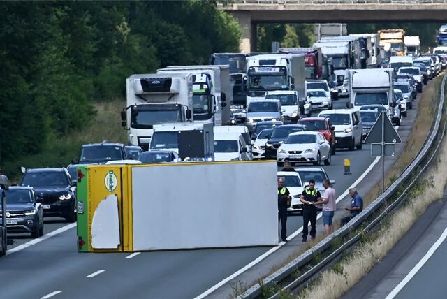 Auf der A31 ist ein Lkw-Anhänger umgekippt.