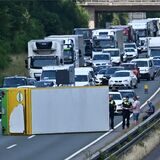 Auf der A31 ist ein Lkw-Anhänger umgekippt.