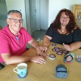 Stefanie und Michael Grubinski aus Recklinghausen sitzen am Esstisch und spielen ein Gesellschaftsspiel.